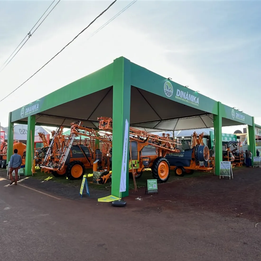 Estande da Dinâmika em feira agrícola com pulverizadores expostos